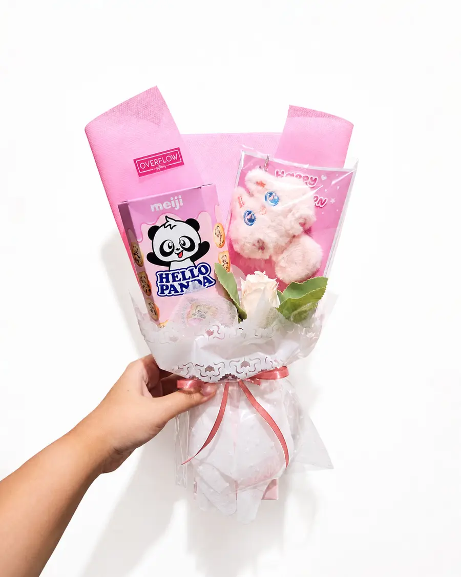 Buket boneka, snack, dan bunga dengan wrapping pink