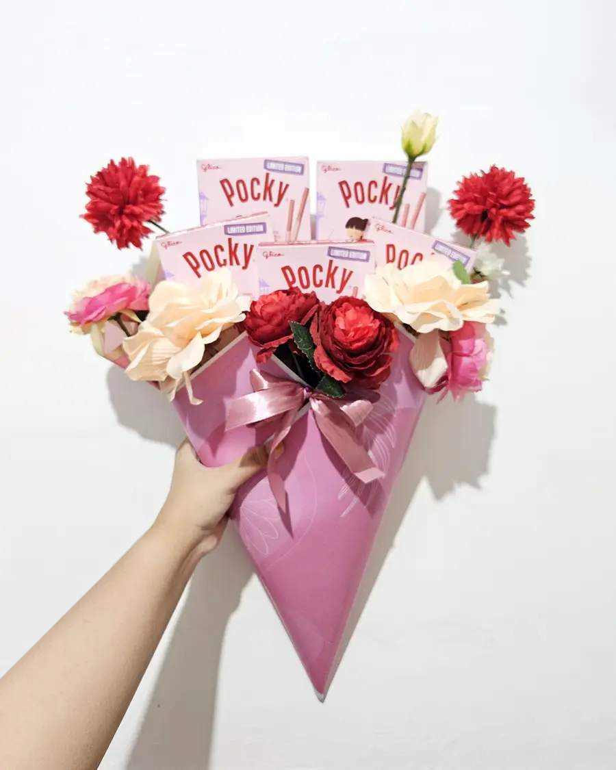 Buket cone berisi Pocky dan bunga artificial