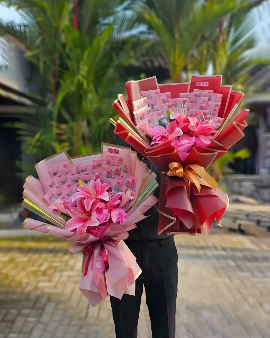 Dua buket uang ukuran XL dengan lili dan mawar
